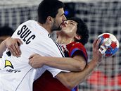 Slovensko - Korea: Frantisek ulc (vlevo) skoruje i pes bránícího soupee.