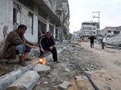 Palestinci v pásmu Gazy se zahívají na míst, kde stávaly jejich domy.  (20. leden 2009)