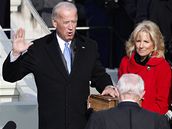 Joe Biden skládá písahu viceprezidenta na inauguraci Baracka Obamy