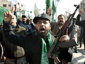 Policista Hamasu bhem prohamasovské demonstrace v mst Gaza (20. leden 2009)