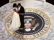 Prezident Barack Obama taní s první dámou Michelle inauguraním bále velitel ve Washingtonu.