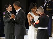 Prezident Barack Obama taní se serantkou Hererrovou a první dáma Michelle se serantem Guillenem na jednom z inauguraních bál ve Washingtonu.