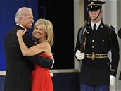 Viceprezident Joe Biden taní s maneelkou Jill na jednom z inauguraních bál ve Washingtonu.