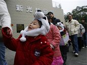 Na pandy v tchajpejské zoo se dorazily podívat davy lidí.