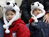 Na pandy v tchajpejské zoo se dorazily podívat davy lidí.
