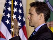 Timothy Geithner s �enou Carole p�i p�ísaze po zvolení americkým ministrem financí. (26. leden 2009)