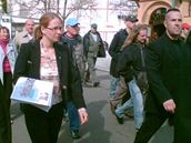 Pedsedkyn Národní strany Petra Edelmannová s bodyguardy na prvomájové akci komunist na praském Výstaviti. (1. kvtna 2008)