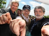 Herec Harrison Ford, reisér Steven Spielberg a producent George Lucas