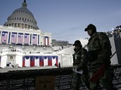Vojáci procházejí areálem ped Kapitolem nachystaným na inauguraci Baracka Obamy