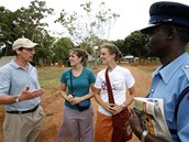 Policista steící obydlí babiky Baracka Obamy v keské vesnici Nyangoma Kogelo v den inaugurace hovoí s turisty