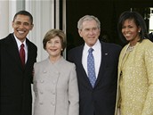 Barack Obama s manelkou Michelle pijídí v den své inaugurace do Bílého domu ve Washingtonu na schzku s odcházejícím prezidentem Georgem W. Bushem a jeho manelkou Laurou