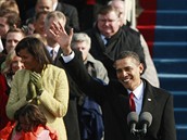 Barack Obama mává divákm poté, co sloil prezidentský slib