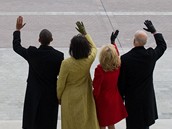 Barack Obama a Joe Biden s manelkami mávají po inauguraci odlétajícímu Georgi W. Bushovi