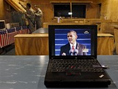 Amerití vojáci ve východním Afghánistánu dostávají jídlo bhem inauguraního projevu Baracka Obamy