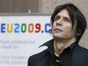 V�tvarn�k David �ern� na prezentaci plastiky Entropa v Bruselu