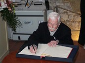 Poheb Jana Kaplického - válený hrdina a pilot RAF Jan Wiener se zapisuje do kondolenní knihy