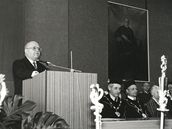 Návrat univerzity ke jménu T. G. Masaryka  Slavnostní shromádní v aule na Vinaské 13. 3. 1990 za úasti ministra kolství Adama a Masarykových vnuek