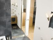 Posuvné dvee v koupeln jsou zrcadlové smrem do "pedsín", do lonice bylo pouito pouze tvrzené sklo