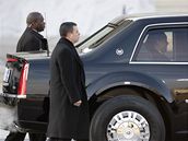 Barack Obama nasedl spolu s manelkou do prezidentského cadillacu a vydali se na cestu po Pennsylvania Avenue k Bílému domu. (20.ledna 2009)
