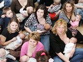 Matky s dtmi fotila Sára Saudková - Hromadný snímek eských kojících maminek...