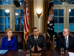 Prezident USA Barack Obama s ministryn zahrani Hillary Clintonovou a vyslancem pro Blzk vchod Georgem Mitchellem