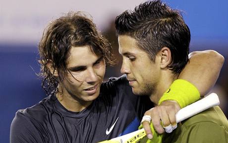 Rafael Nadal (vlevo) objímá krajana Fernanda Verdasca po nejdelím zápase historie Australian Open