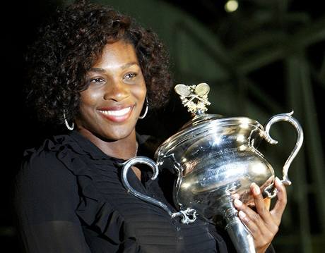 Serena Williamsová s trofejí za vítzství na Australian Open 2009