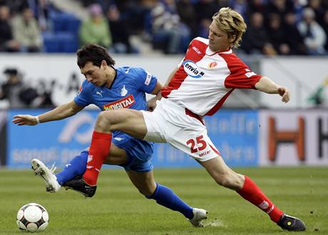 Hoffenheim - Chotbuz: hostující Jan Rajnoch (vpravo) bojuje pi svém bundesligovém debutu s Tobiasem Weisem