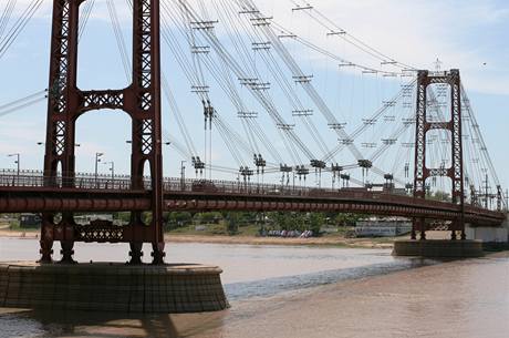 Poblí tohoto mostu v Santa Fé v nedli závod Svtového poháru na Rio Coronda odstartuje.