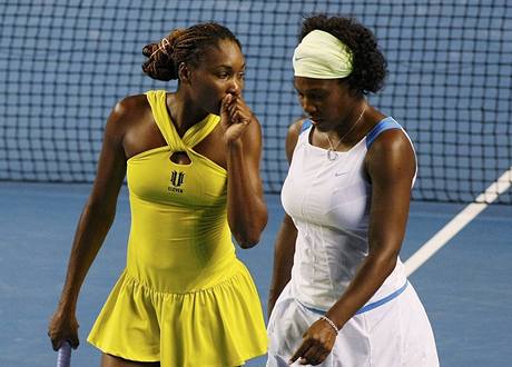 Serena (vpravo) a Venus Williamsovy.