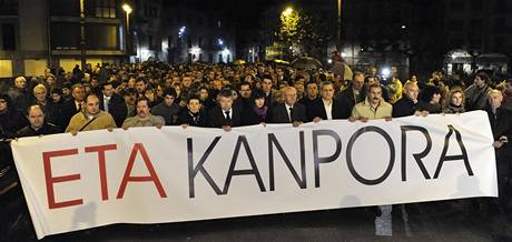 Proti akcím ozbrojenc z organizace ETA protestují ve panlsku tisíce lidí.