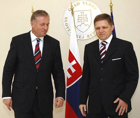 Premiér Topolánek pijel na Slovensko. Jedná s premiérem Ficem a setká se i s Dzurindou.