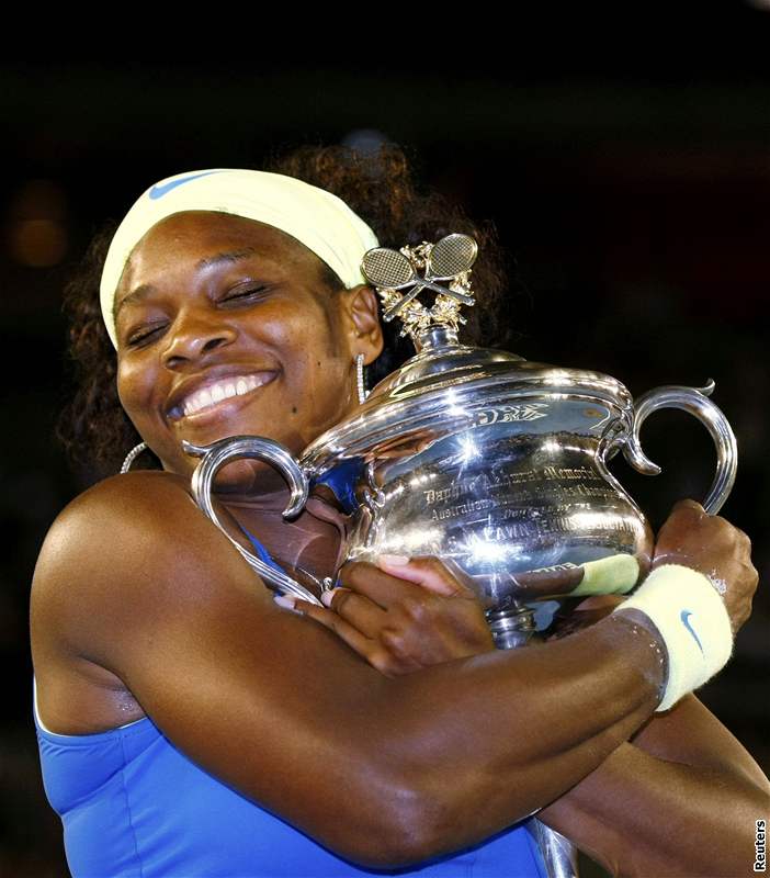 Serena Williamsová s trofejí za vítzství na Australian Open 2009