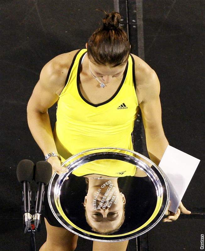 Dinara Safinová s trofejí za finálovou úast na Australian Open 2009