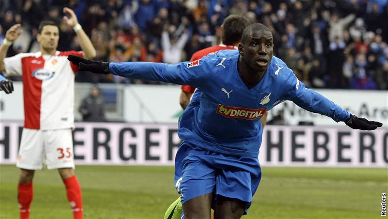 Hoffenheim je v ele bundesligy. Demba Ba slaví gól proti Chotbuzi.