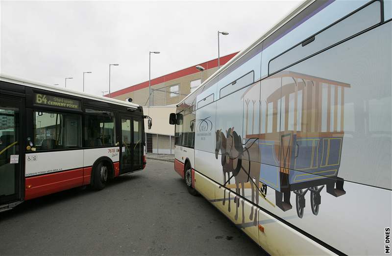 K výroí Dopravního podniku v Brn jezdí polepený autobus .78 