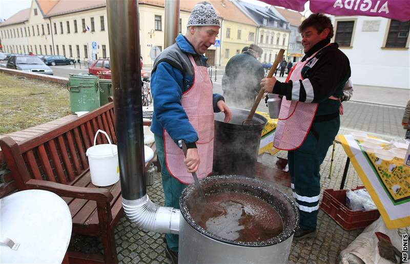 Zabíjaka na námstí ve Slavkov u Brna se tila zájmu místních. Tradiní pochoutky byly zdarma