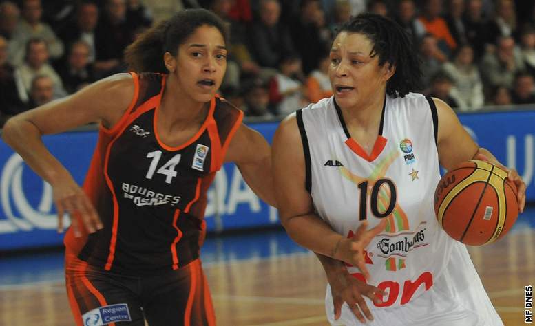 Brnnská basketbalistka Hana Horáková (vpravo) pekonává obranu Bourges.