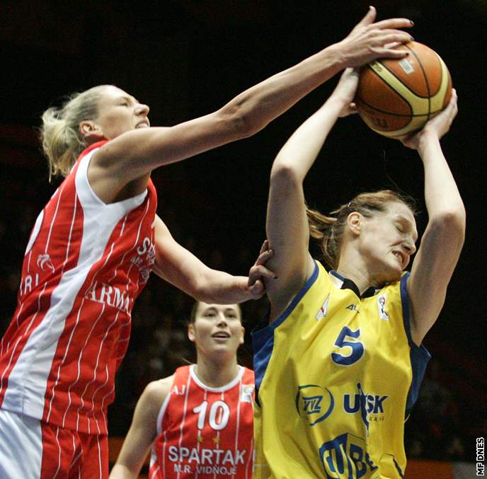 Brnnská basketbalistka Hana Horáková (vpravo) pekonává obranu Bourges.