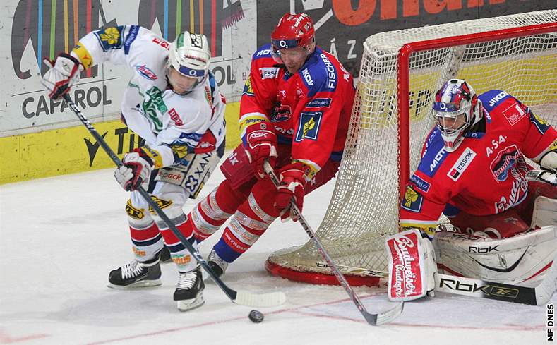 eské Budjovice - Pardubice: Ivan Huml ped brankou Budjovic