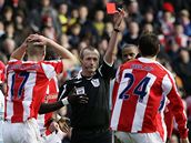 Stoke City - Manchester City: domácí Rory Delap (vpravo) práv obdrel ervenou kartu