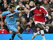 Arsenal - West Ham: domácí Emmanuel Adebayor (vpravo) bojuje s Lucasem Neillem