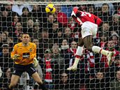 Arsenal - West Ham: domácí Emmanuel Adebayor (vpravo) hlavikuje na branku Roberta Greena