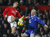 Manchester United - Everton: domácí Cristiano Ronaldo (vlevo) v souboji s Tonym Hibbertem