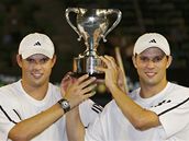 Brati Bob (vlevo) a Mike Bryanovi s trefejí pro vítze tyhry na Australian Open 2009