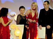 Reisér Petr Zelenka pevzal z rukou filmové kritiky Mirky Spáilové (druhá zleva) cenu kritiky za film Karamazovi na nominaním veeru 16. roníku filmových cen eský lev.