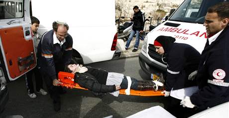 Záchranái odváejí jednoho ranného po raketovém útoku Hamasu na jiní Izrael. (1. února 2009)
