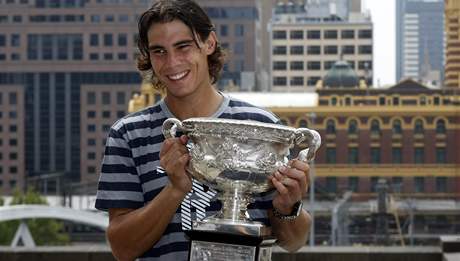 Rafael Nadal pózuje s trofejí za triumf na Australian Open 2009