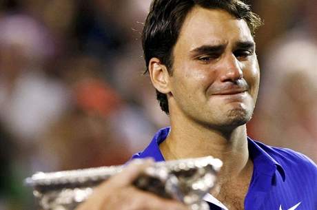 Roger Federer pláe, trofej za vítzství na Australian Open se chystají pedat jeho pemoiteli