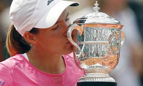 Roland Garros 2007: Justine Heninová tímá trofej. Tetí triumf po sob, tvrtý celkov